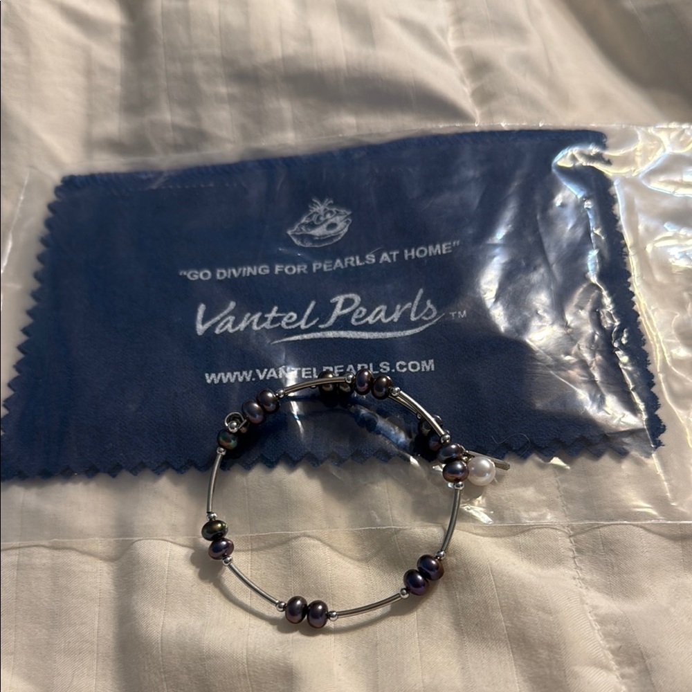Vantel Pearls Black And Silver Minimalist Bracelet